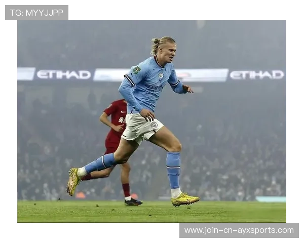 哈兰德顶住防守后顺势抽球